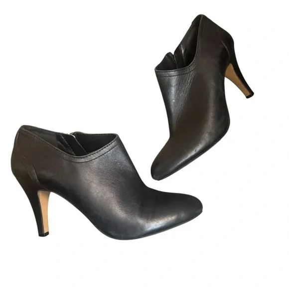 VINCE CAMUTO VIVE Black Ankle Bootie SZ 7.5 Leather Boots Side Zip Shoes - Picture 3 of 17